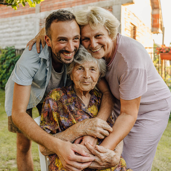 Sohn und Mutter umarmen Oma