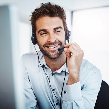 Mann mit Headset vor Bildschirm