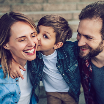 glückliche familie mit kind