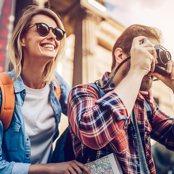 pärchen im urlaub mit sonnenbrille und kamera