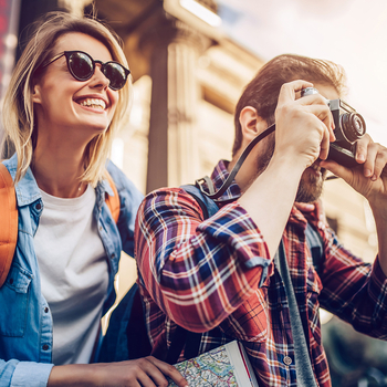 pärchen im urlaub mit sonnenbrille und kamera